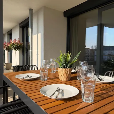 Big Flugfeld, Balkon, Bis 8 Personen, 3 Schlafzimmer Mit Smart Tvs, 1 Parkplatz, 2 Min Zum Bahnhof