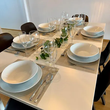 Big Flugfeld, Balkon, Bis 8 Personen, 3 Schlafzimmer Mit Smart Tvs, 1 Parkplatz, 2 Min Zum Bahnhof 公寓 *