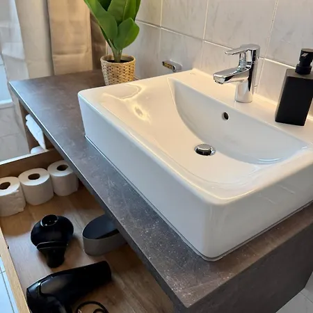 Big Flugfeld, Balkon, Bis 8 Personen, 3 Schlafzimmer Mit Smart Tvs, 1 Parkplatz, 2 Min Zum Bahnhof * 伯布林根