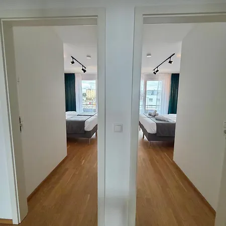 Big Flugfeld, Balkon, Bis 8 Personen, 3 Schlafzimmer Mit Smart Tvs, 1 Parkplatz, 2 Min Zum Bahnhof 伯布林根