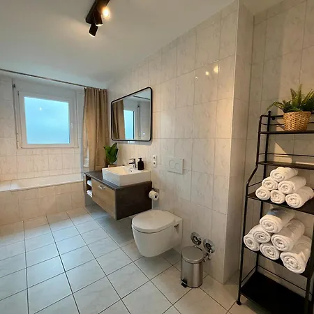 Big Flugfeld, Balkon, Bis 8 Personen, 3 Schlafzimmer Mit Smart Tvs, 1 Parkplatz, 2 Min Zum Bahnhof *